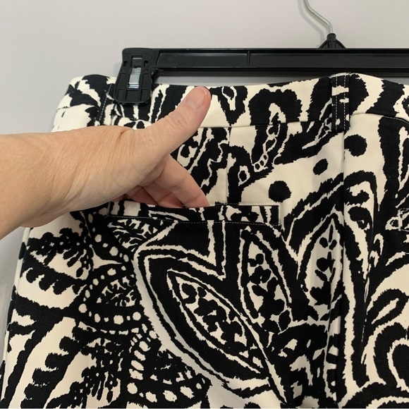 Chico’s Black and white floral pant. Size 2 (12) - Picture 5 of 11